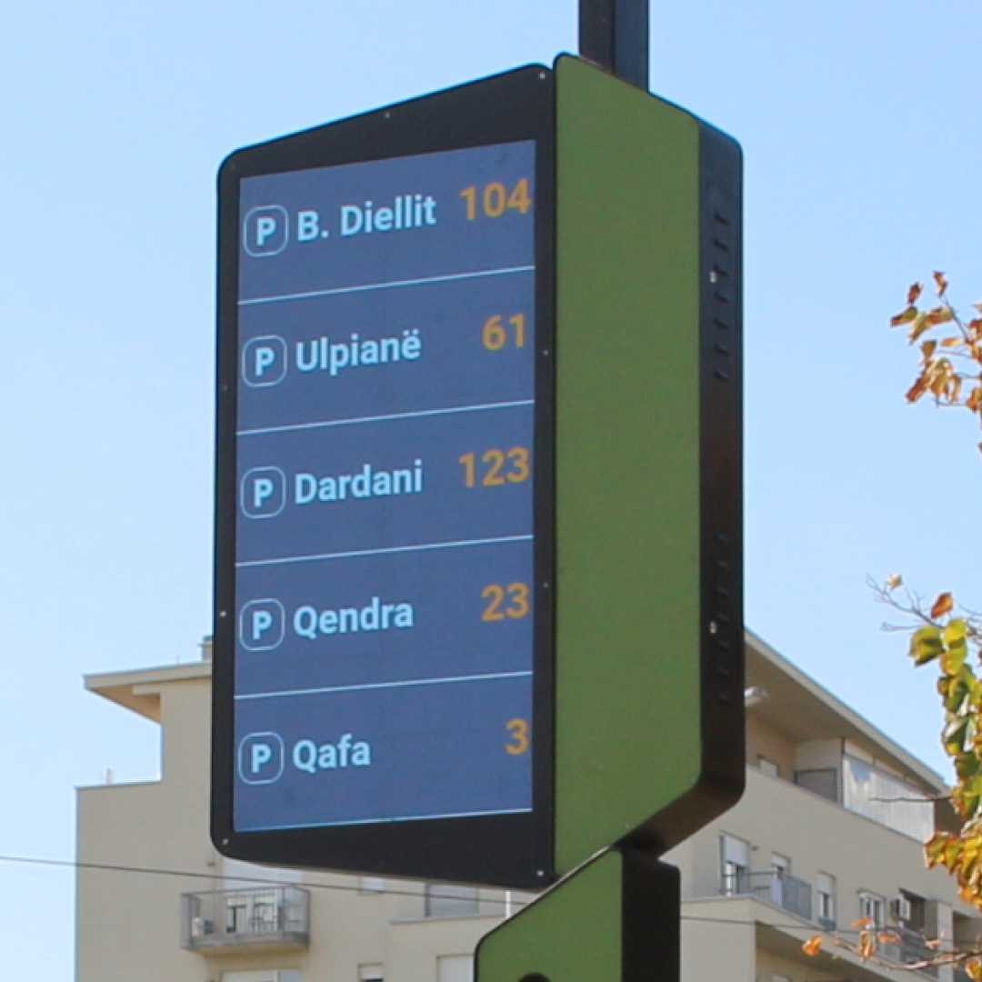 Projekti “Prishtina Parking” ka përfunduar me sukses. Janë shtuar shtylla dhe  vende parkimi për të përmirësuar organizimin e parkimit dhe trafikut në qytet.